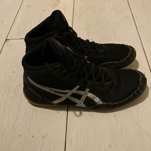 ASICS wrestling shoes, boys size 8.5